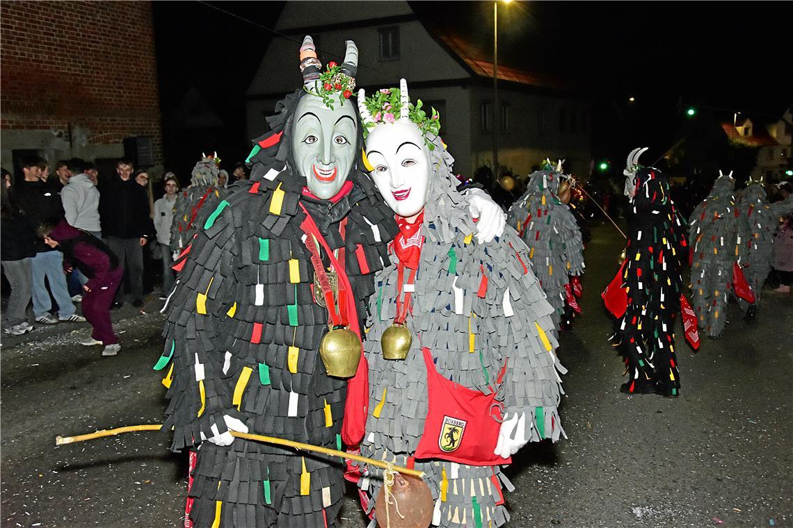 Ein Narrenpaar der Bocknarrenzuft Boxberg. Nachtumzug der Schbiallomba-Schlotzer...
