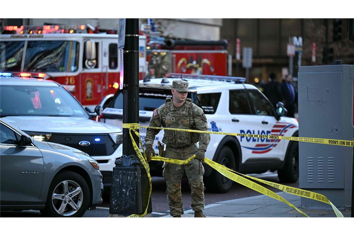 Ein Nationalgardist sichert nach den Schüssen das Gebiet.