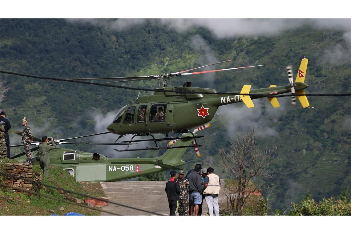 Ein nepalesischer Militärhubschrauber mit Mitgliedern eines südkoreanischen Regierungs-Einsatzteams hebt in der Stadt Dhunche, im nepalesischen Distrikt Rasuwa, ab, um das von Überschwemmungen betroffene Gebiet zu durchsuchen und so zur Suche nach neun Südkoreanern beizutragen, die bei den massiven Überschwemmungen im Land vermisst werden. (zu dpa: «Überall Leichensäcke: Mehr als 1.000 Tote nach Himalaya-Flut»)