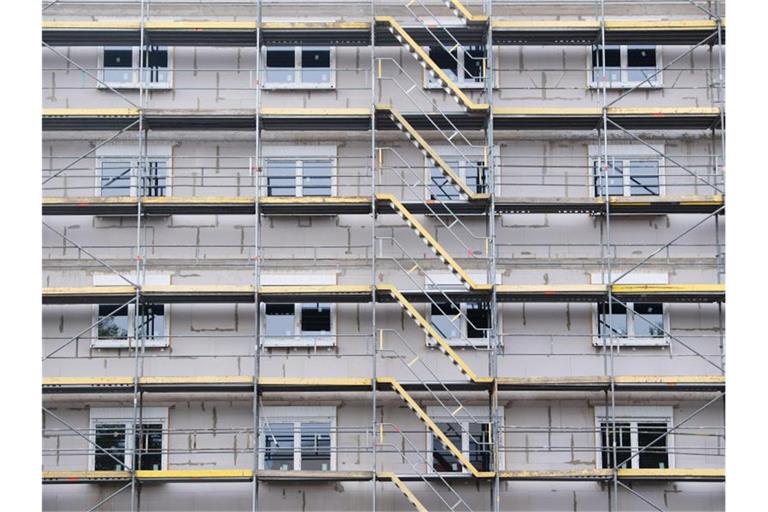 Ein Neubau in der Region Hannover. Das Ziel der Bundesregierung, bis 2021 insgesamt rund 1,5 Millionen neue Wohnungen auf den Markt zu bringen, wird deutlich verfehlt. Foto: Julian Stratenschulte/dpa