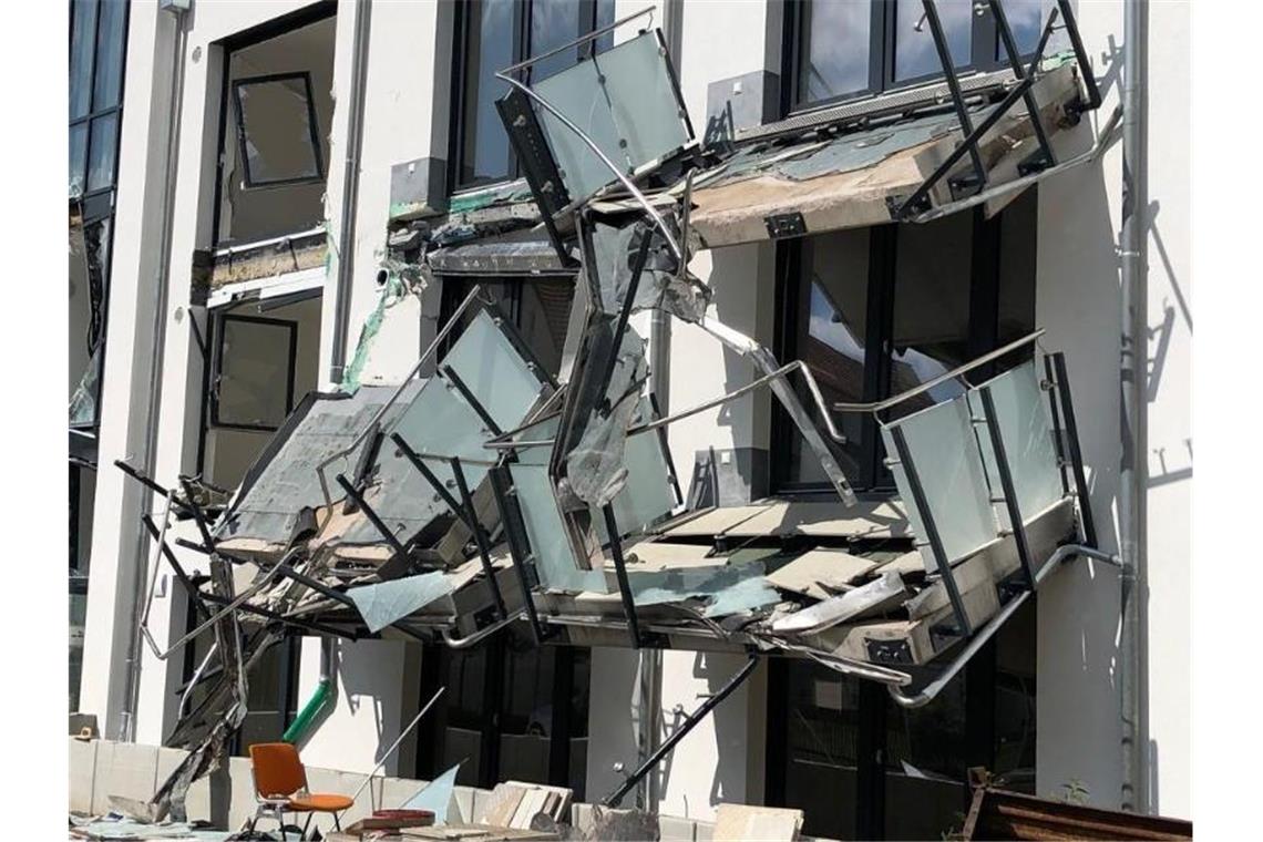 Ein Neubau mit heruntergerissenen Balkonen und zerstörter Fassade. Foto: Hardy Faißt/SWR/dpa