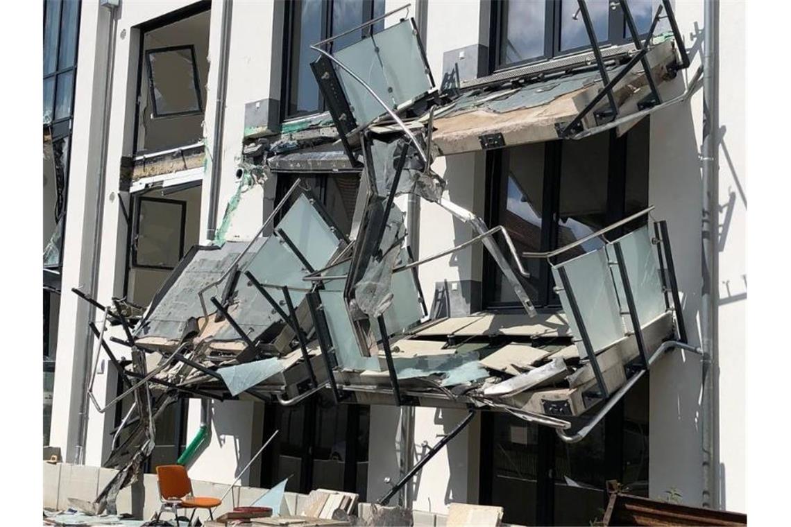 Frust über ausstehende Zahlung: Baggerfahrer zerlegt Neubau Ein Neubau mit heruntergerissenen Balkonen und zerstörter Fassade. Foto: Hardy Faißt/SWR/dpa