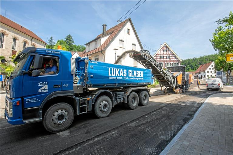 Ein neuer Fahrbahnbelag für die Spiegelberger Ortsdurchfahrt: Seit gestern ist die L1066 wegen der abschließenden Arbeiten an der sanierungsbedürftigen Straße voll gesperrt. Manche Fahrer versuchen es trotz des Verbots mit einem Durchkommen. Foto: A. Becher