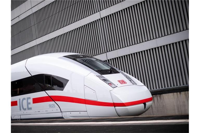 Ein neuer ICE-4 der Deutschen Bahn steht im Hauptbahnhof Düsseldorf. Foto: Marius Becker/dpa/Archivbild