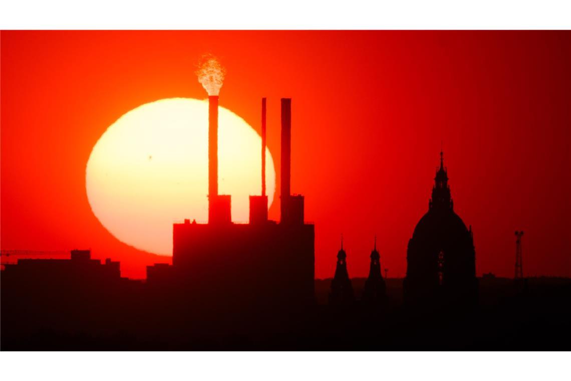 2024 war es auf der Erde 1,6 Grad wärmer Ein neuer Rekord für den heißesten Tag wurde demnach am 22. Juli 2024 mit einer globalen Temperatur von 17,16 Grad aufgestellt. 2024 war zudem das wärmste gemessene Jahr in Europa und laut Deutschem Wetterdienst auch in Deutschland.