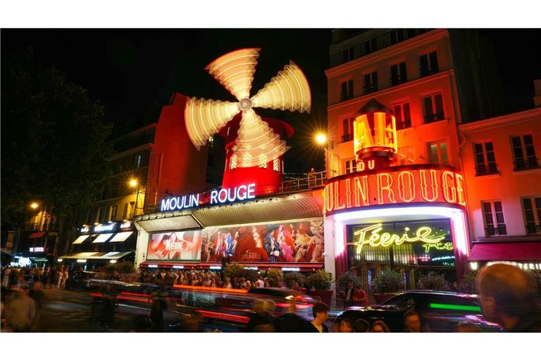 Ein neues Mühlrad für das Moulin Rouge - mehr als ein Jahr nach dem Absturz des alten Konstrukts drehen sich an dem Theater wieder die Flügel.