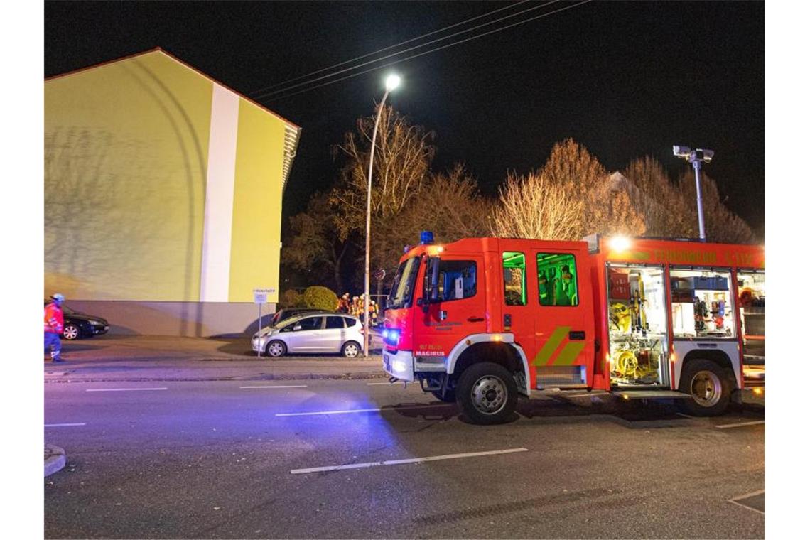 Keller in Mehrfamilienhaus brennt: Gebäude evakuiert Ein neunstöckiges Mehrfamilienhaus ist in der Nacht wegen eines Kellerbrands komplett evakuiert worden. Foto: Simon Adomat/dpa