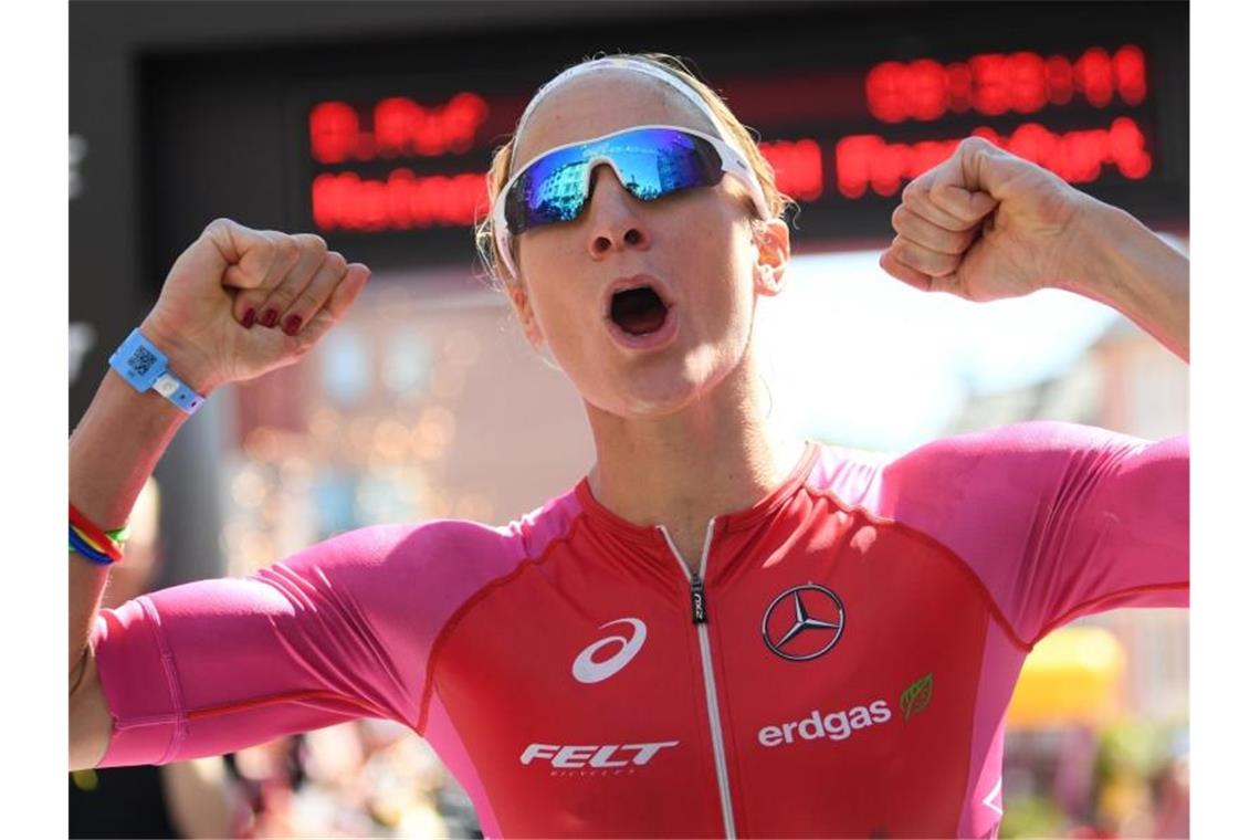 Ein nicht ganz ernst gemeinter Schwimmversuch von Triathletin Daniela Ryf in der heimeigenen Eckbadewanne schlug fehl. Foto: Arne Dedert/dpa