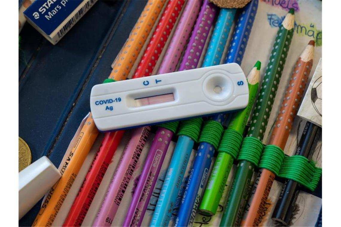 Lehrerverband: „Freedom Day“ an Schulen nicht vor Februar Ein normaler Schulalltag ist Bildungsverbänden und Schülervertretern zufolge noch weit entfernt. Foto: Peter Kneffel/dpa