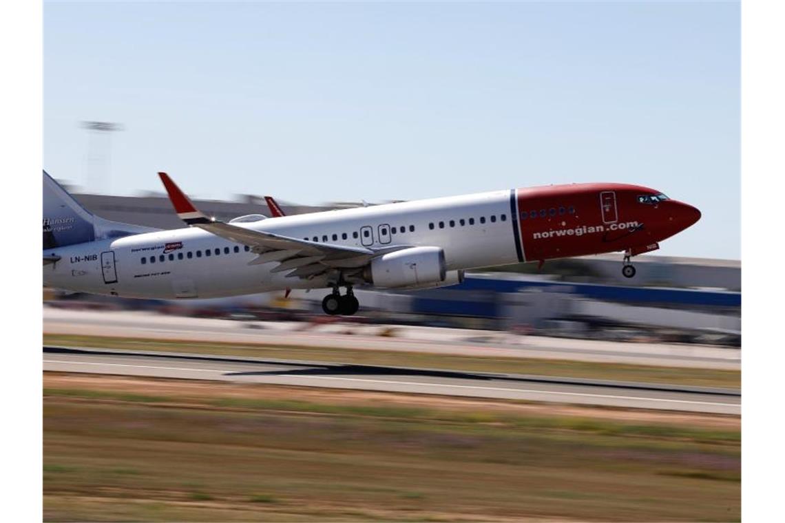 Ein Norwegian-Flugzeug startet am Flughafen von Palma de Mallorca. Foto: Clara Margais/dpa