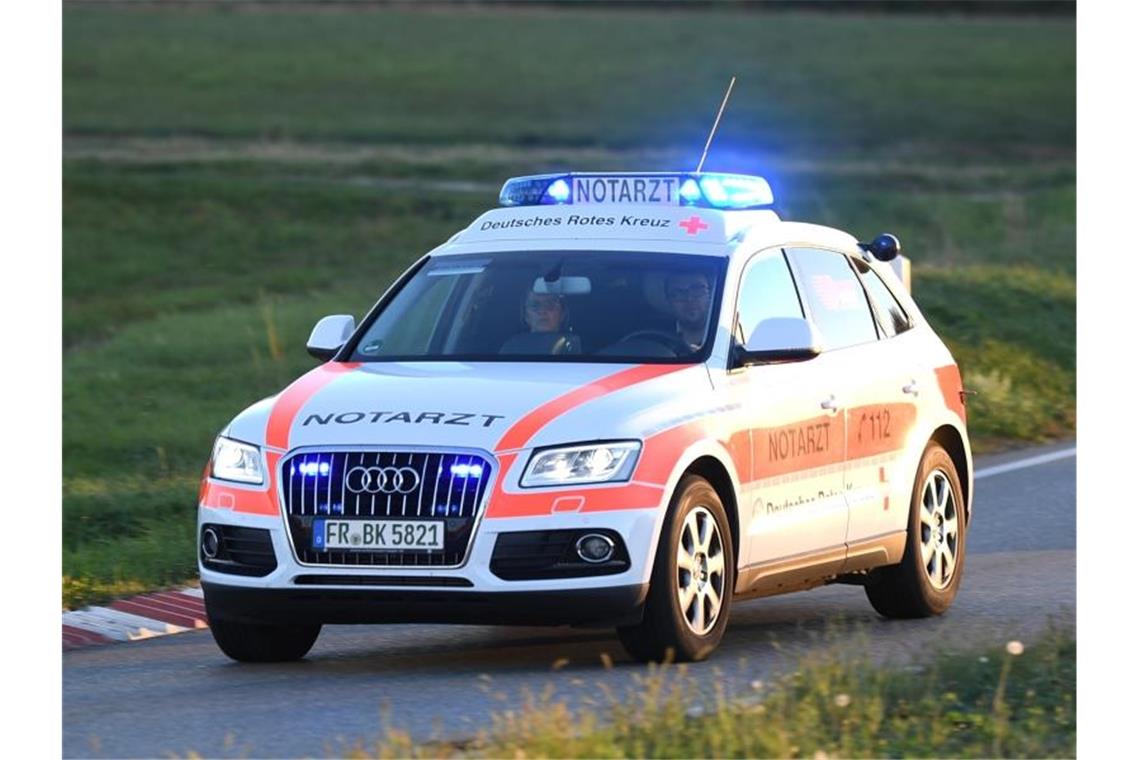 Ein Notartzwagen fährt mit Blaulicht über eine Straße. Foto: Patrick Seeger/dpa/Symbolbild