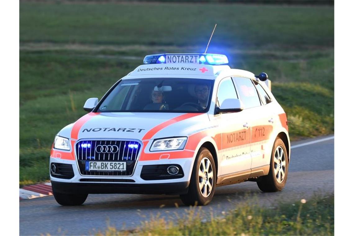 21-Jährige überschlägt sich mehrfach mit ihrem Wagen Ein Notartzwagen fährt mit Blaulicht über eine Straße. Foto: Patrick Seeger/dpa/Symbolbild