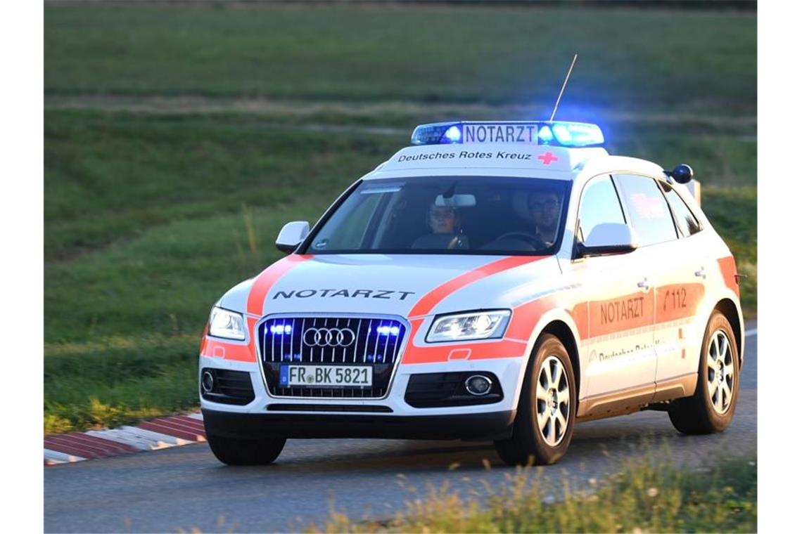 Ein Notartzwagen fährt mit Sondersignal durch einen Kreisverkehr. Foto: Patrick Seeger/dpa/Symbolbild