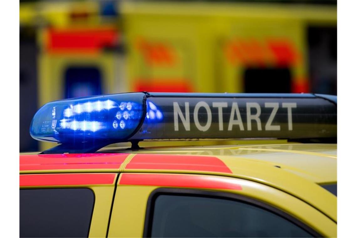 Auto kippt bei Unfall um: Fahrerin schwer verletzt Ein Notarztwagen mit Blaulicht. Foto: Monika Skolimowska/Archivbild