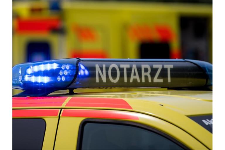 Ein Notarztwagen mit Blaulicht. Foto: Monika Skolimowska/dpa-Zentralbild/dpa/Symbolbild