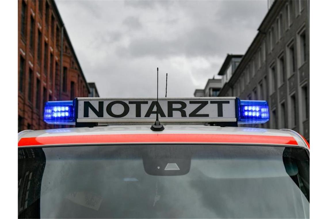 Drei Schwerverletzte bei Zusammenstoß von zwei Autos auf B28 Ein Notarztwagen steht mit eingeschaltetem Blaulicht auf der Straße. Foto: Jens Kalaene/zb/dpa/Symbolbild