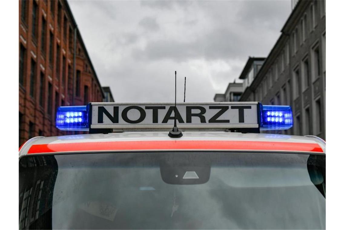 Drei Schwerverletzte bei Verkehrsunfall im Kreis Göppingen Ein Notarztwagen steht mit eingeschaltetem Blaulicht auf der Straße. Foto: Jens Kalaene/zb/dpa/Symbolbild