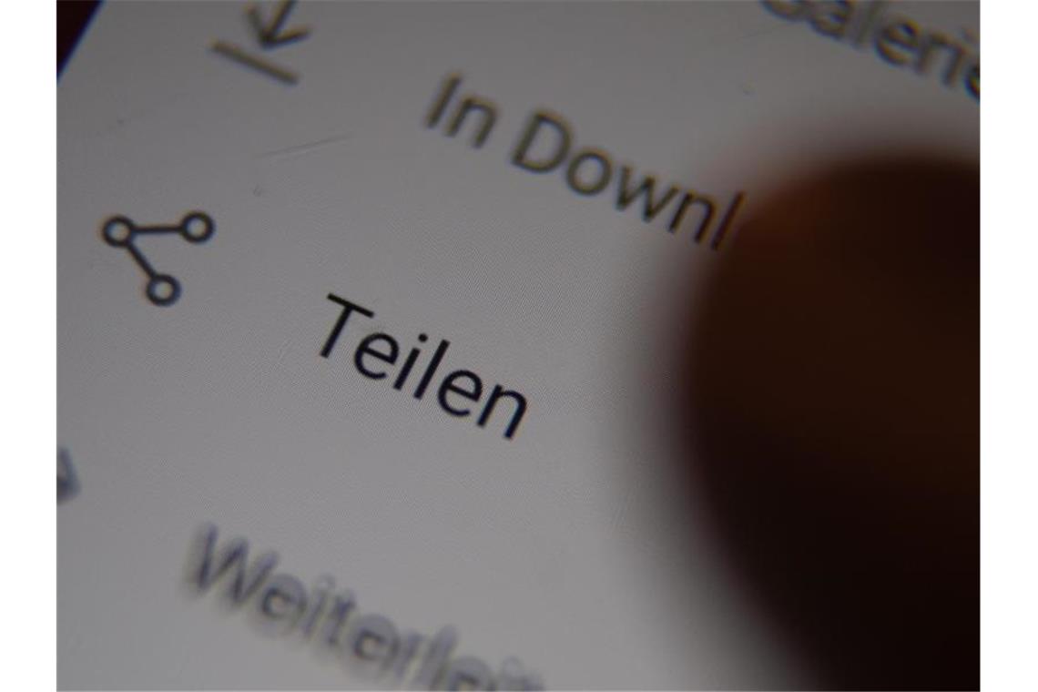Pornovideos in Chat-Gruppen: „betrifft ganze Gesellschaft“ Ein Nutzer ruft das Menü zum teilen eines Videos in einer Chatgruppe auf. Foto: Sebastian Gollnow/dpa/Illustration