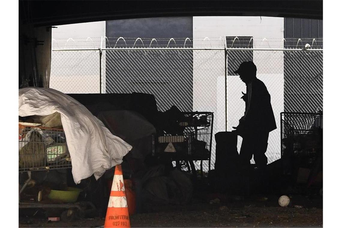 Ein Obdachlosenlager unter einer Highway-Brücke in Los Angeles. Foto: Mark J. Terrill/AP/dpa