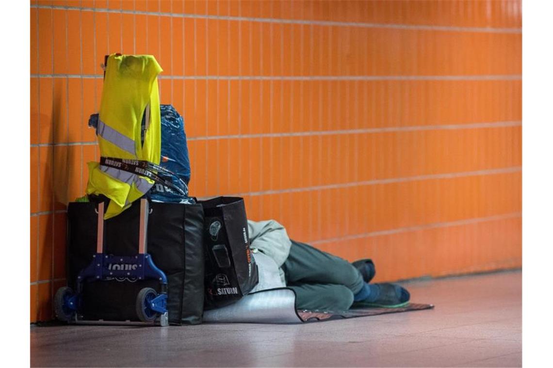 Ein Obdachloser schläft in einer Unterführung. Foto: Sebastian Gollnow/dpa/Archivbild