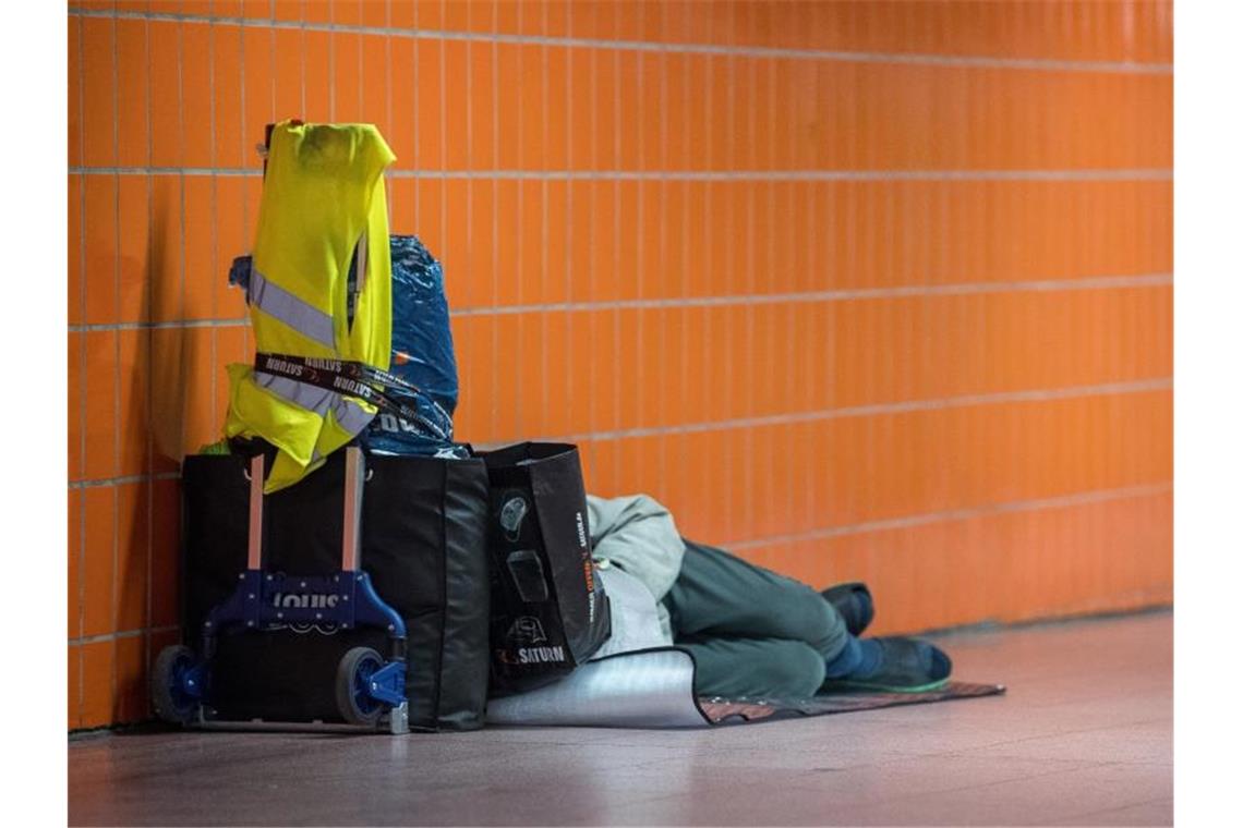Ein Obdachloser schläft in einer Unterführung in Stuttgart. Foto: Sebastian Gollnow/dpa/Symbolbild