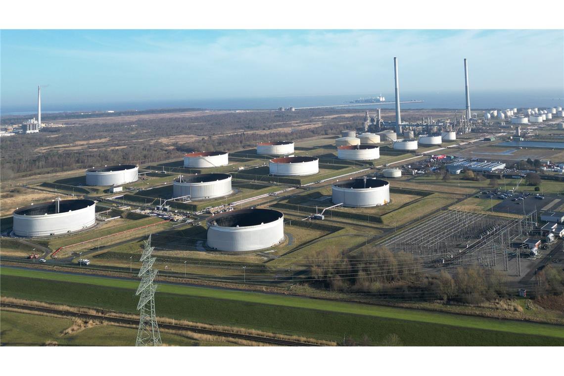 Ein Öl-Tanklager in Wilhelmshaven. Ifo-Präsident Fuest rät zu vorsichtigem Umgang mit Reserven. (Symbolbild)