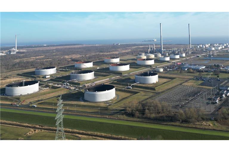 Ein Öl-Tanklager in Wilhelmshaven. Ifo-Präsident Fuest rät zu vorsichtigem Umgang mit Reserven. (Symbolbild)