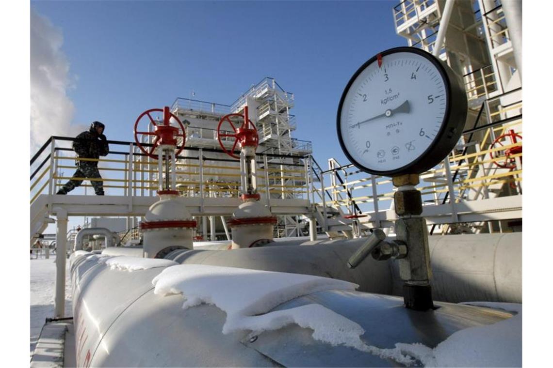 Selenskyj dankt USA für Öl-Importverbot aus Russland Ein Ölfeld in Russland. Russisches Öl wird in US-Häfen nicht mehr angenommen. Foto: Yuri Kochetkov/EPA/dpa