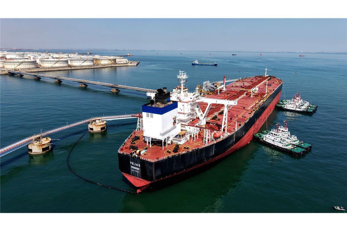 Ein Öltanker in  Qingdao, Provinz Shandong im Osten Chinas. China kauft dem Iran seit Jahren etwa 90 Prozent des Rohöls, welches der Iran exportiert, zuverlässig ab.