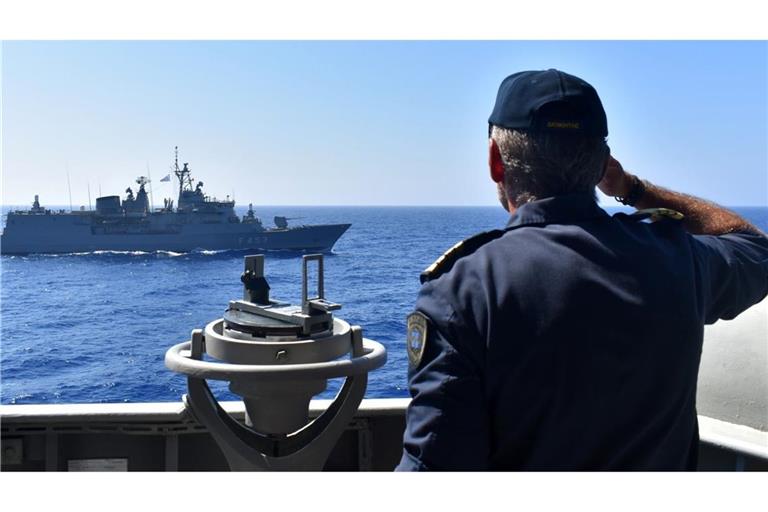 Ein Offizier salutiert während einer Militärübung im östlichen Mittelmeer.