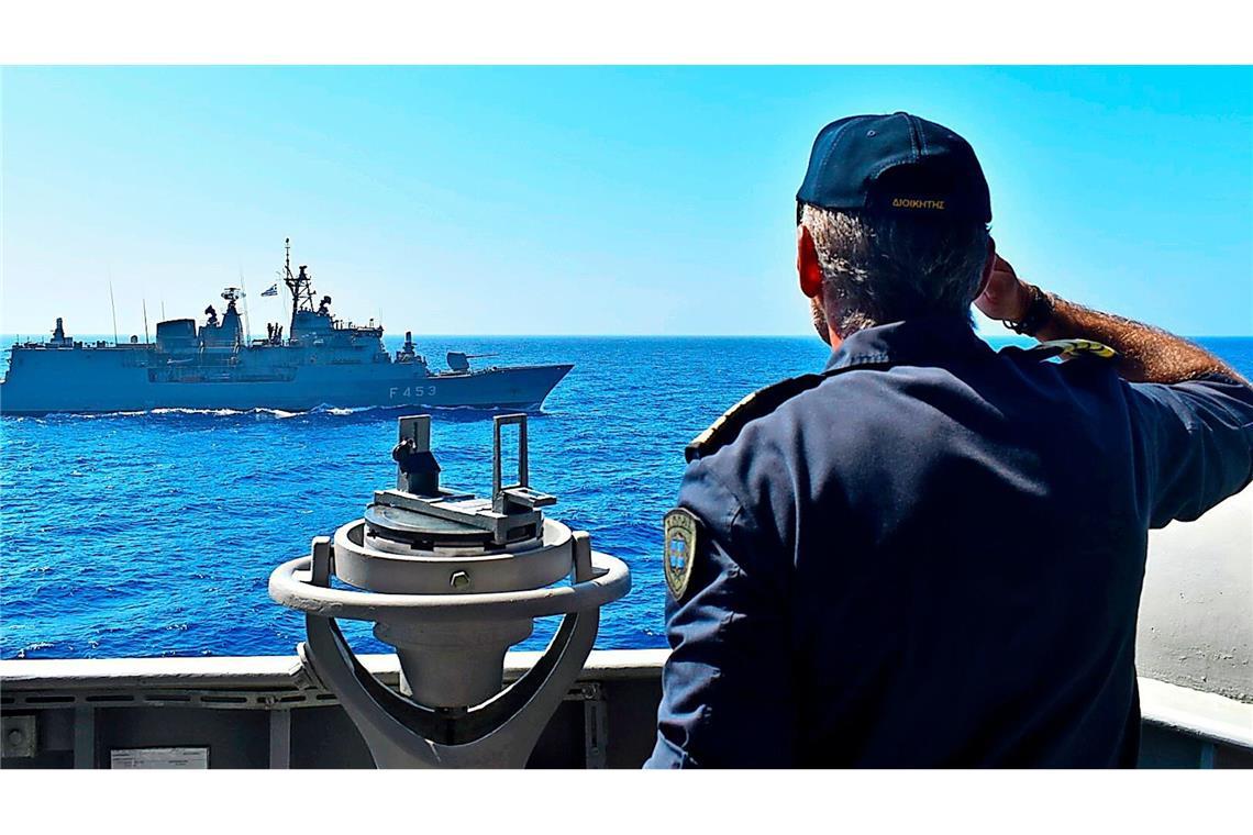 Erdogans neue Libyen-Politik entsetzt die Nachbarn Ein Offizier salutiert während einer Militärübung im östlichen Mittelmeer.