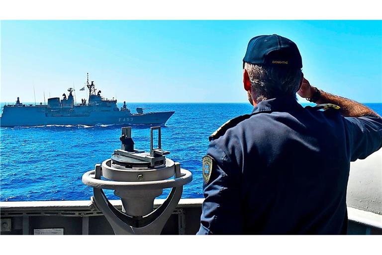 Ein Offizier salutiert während einer Militärübung im östlichen Mittelmeer.