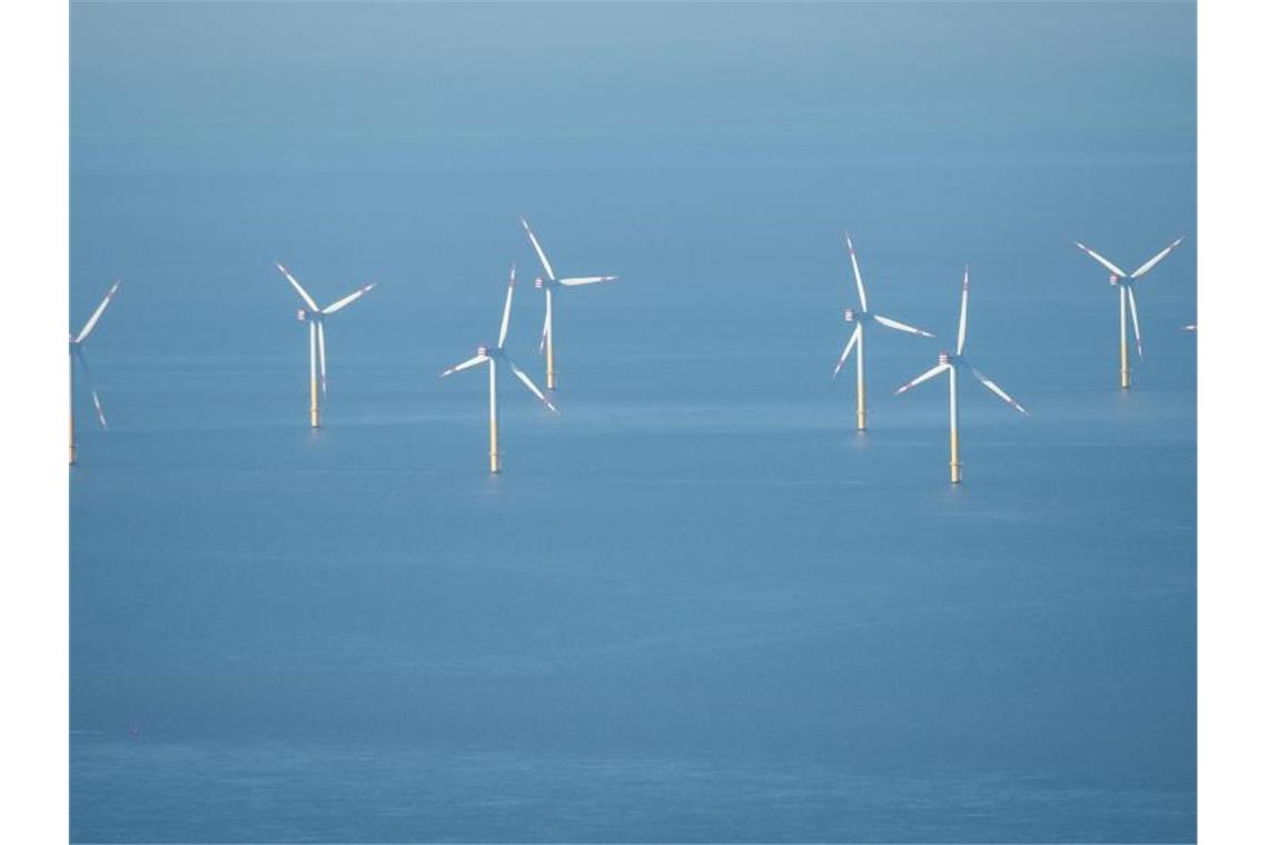 Südkorea kündigt weltgrößten schwimmenden Windpark an Ein Offshore-Windpark im Meer. (Symbolbild). Foto: Sina Schuldt/dpa