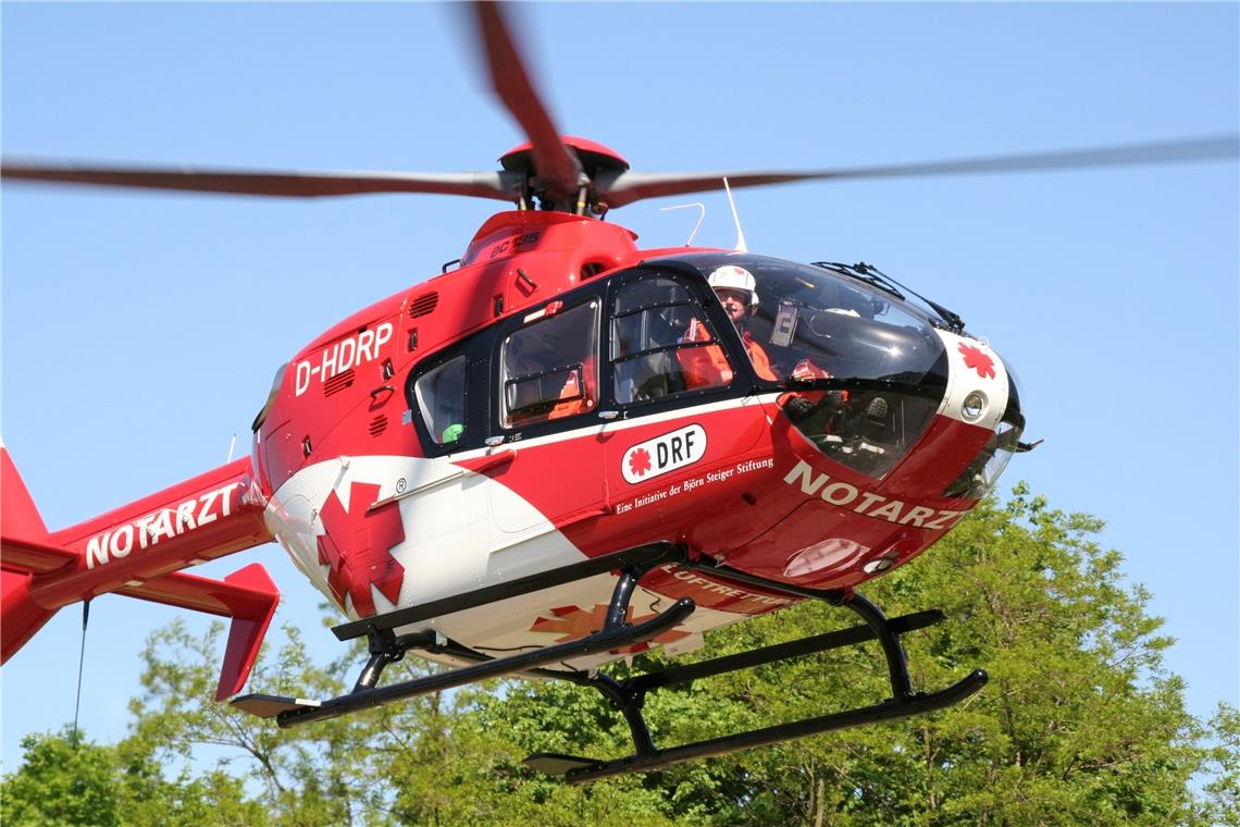 Ein Schwerverletzter nach Zusammenstoß Ein Opelfahrer wurde nach einer Kollision mit einem Lastwagen per Hubschrauber ins Krankenhaus gebracht. Foto: DRF