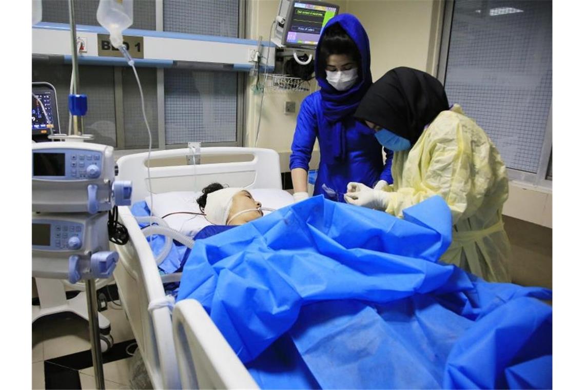 Ein Opfer des IS-Anschlags wird in einem Krankenhaus in Kabul behandelt. Foto: Mariam Zuhaib/AP/dpa