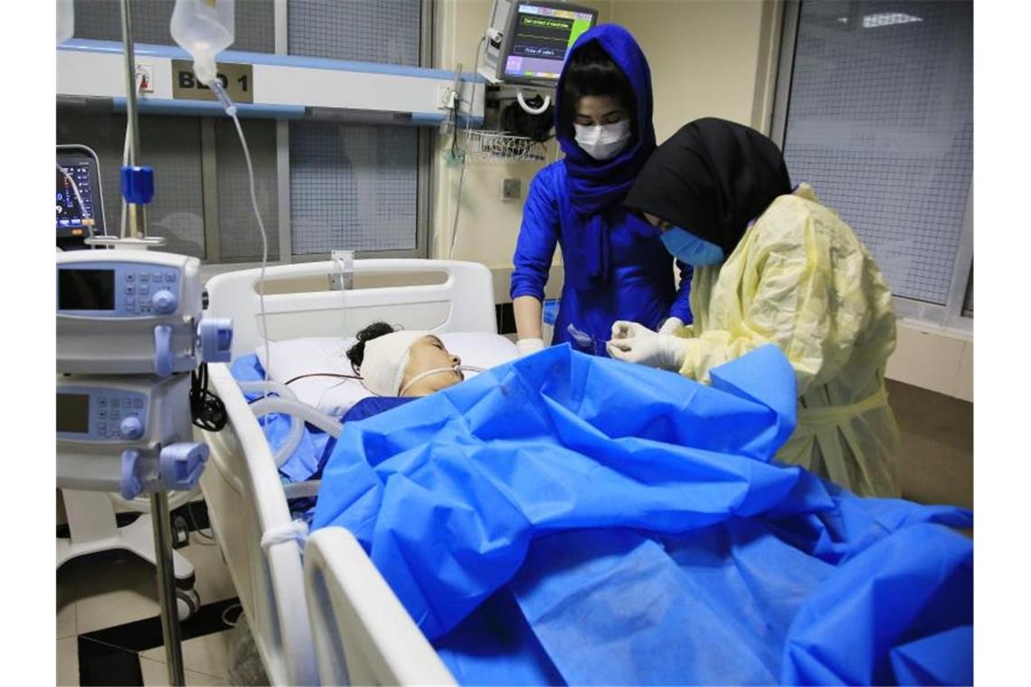 Viele Schüler bei IS-Anschlag in Kabul getötet und verletzt Ein Opfer des IS-Anschlags wird in einem Krankenhaus in Kabul behandelt. Foto: Mariam Zuhaib/AP/dpa