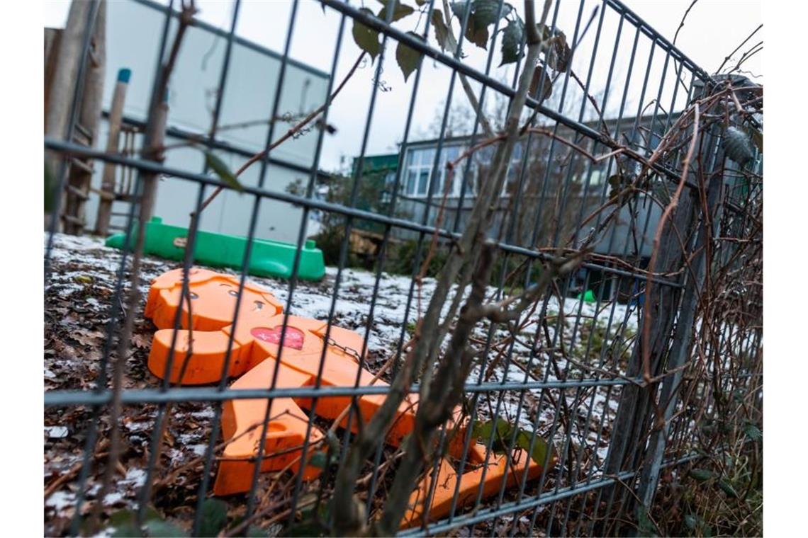 Ein oranger Plastikaufsteller liegt im Spielbereich der Kita in Freiburg. Zwei Kinder aus der Notbetreuung der Einrichtung wurden mit einer Virusmutation infiziert. Foto: Philipp von Ditfurth/dpa