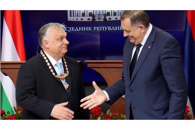 Ein Orden von einem Ultranationalisten an einen Autokraten. Milorad Dodik (rechts) zeichnet Viktor Orban aus.