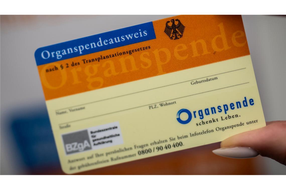 Ein Organspende-Ausweis dokumentiert die Entscheidung. (Archivbild)