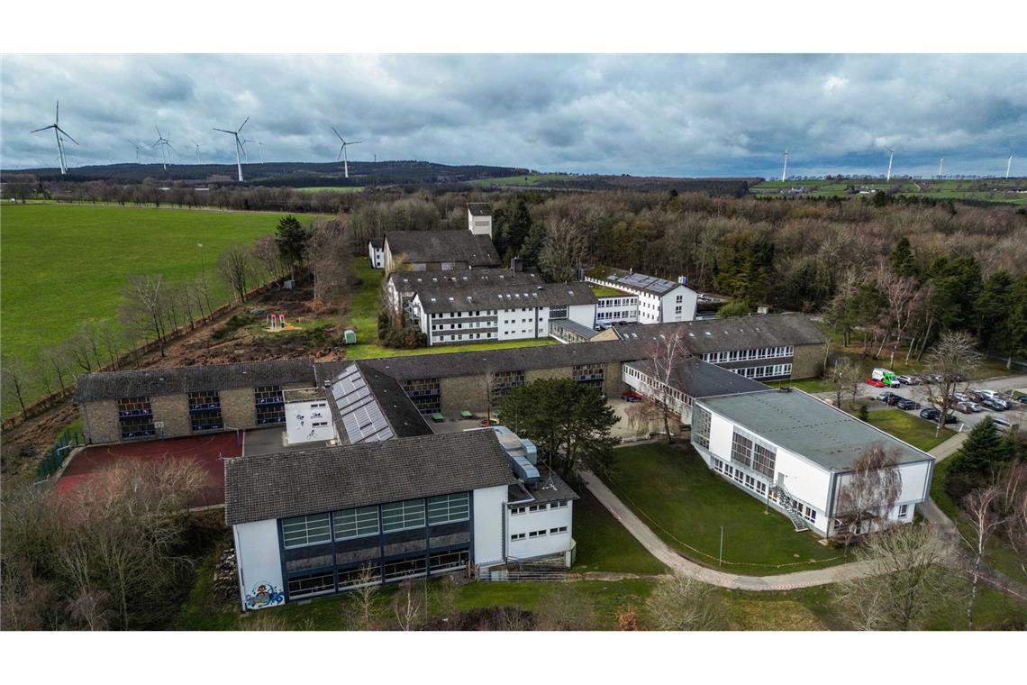 Ein Ort des Grauens: Das Franziskanerkloster (hinten) mit Gymnasium (vorne) und ehemaligem Internat (Mitte ) Vossenack in Hürtgenwald.