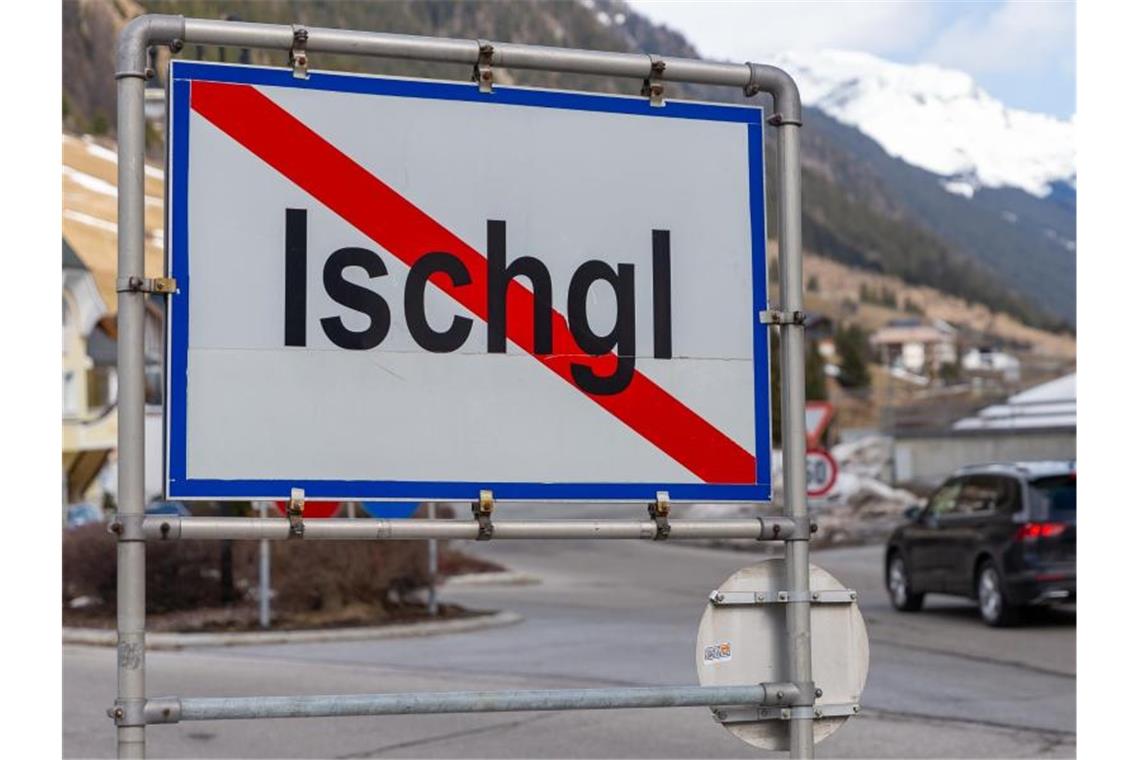 Polizei legt 1000-seitigen Zwischenbericht zu Ischgl vor Ein Ortsschild am Ausgang der Ortschaft Ischgl. In dem Wintersportort hatten sich zahlreiche Menschen mit dem Coronavirus angesteckt. Foto: Jakob Gruber/APA/dpa