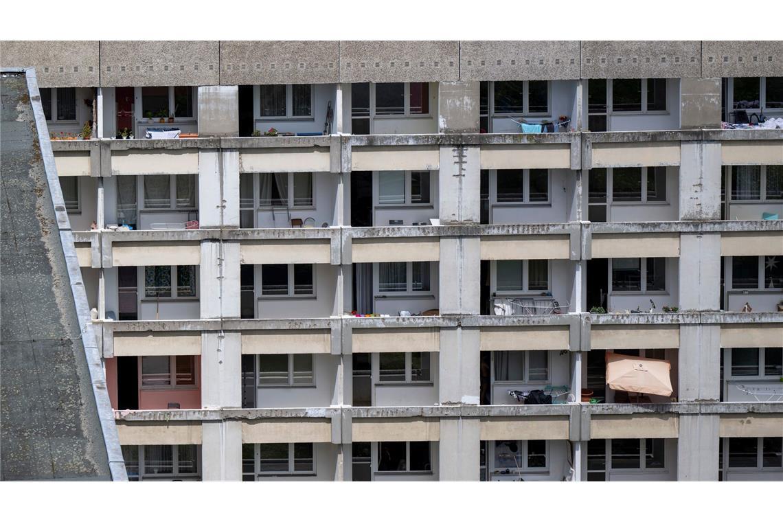 Ein ostdeutsches Klischee: Leben im Plattenbau. (Archivbild)