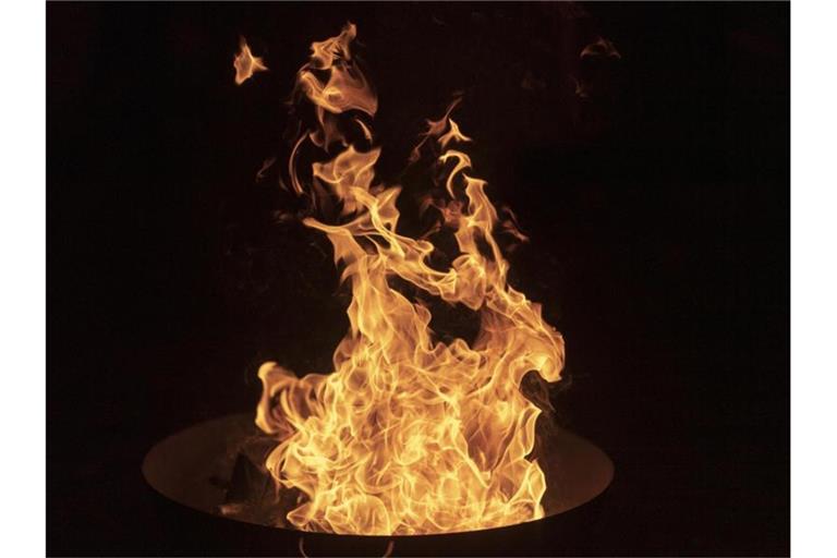 Ein Osterfeuer lodert. Foto: Patrick Seeger/dpa/Symbolbild