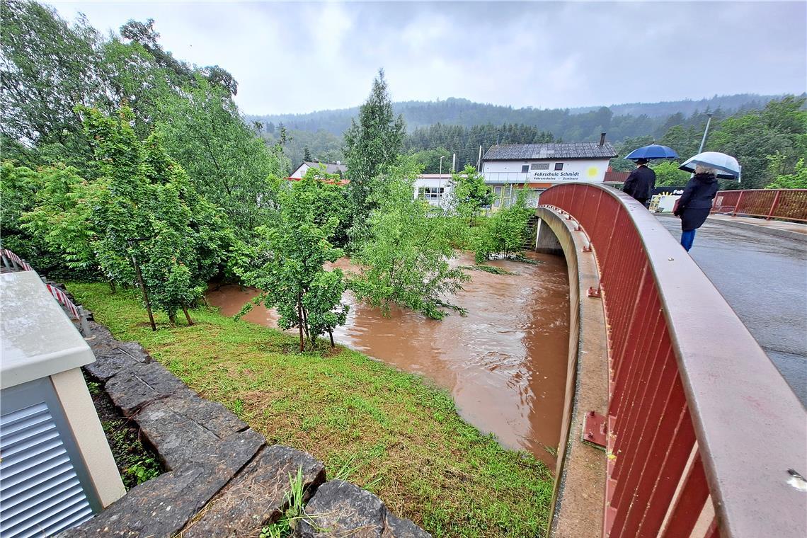 Hochwassergefahr im Rems-Murr-Kreis: So ist die Lage Ein Paar aus Sulzbach nimmt den Wasserstand der Murr in Augenschein. Foto: privat