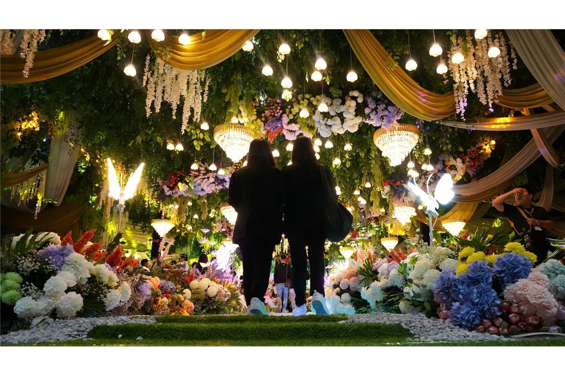 Ein Paar betritt einen Veranstaltungsort während einer LGBTQIA+-Verlobungszeremonie am Valentinstag.