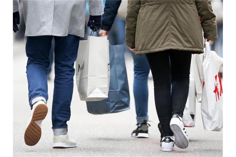 Ein paar Clicks und das neue Paar Winterstiefel ist unterwegs. Einkaufen ist heute so einfach, aber eben oft auch unüberlegt. 24 Stunden ohne Shopping sollen dafür das Bewusstsein schärfen. Foto: picture alliance / Bodo Marks/dpa