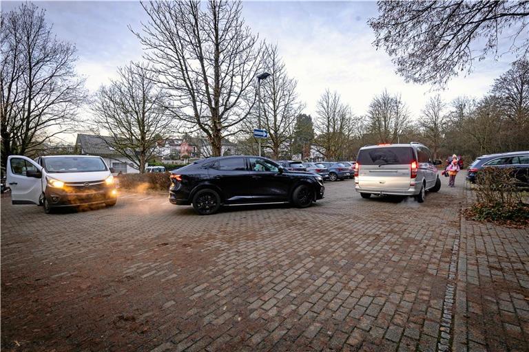 Ein paar Meter weiter auf dem Lehrerparkplatz hat sich die Situation aber trotzdem noch nicht ganz entspannt. Nicht alle Eltern halten sich an das Einfahrverbot.