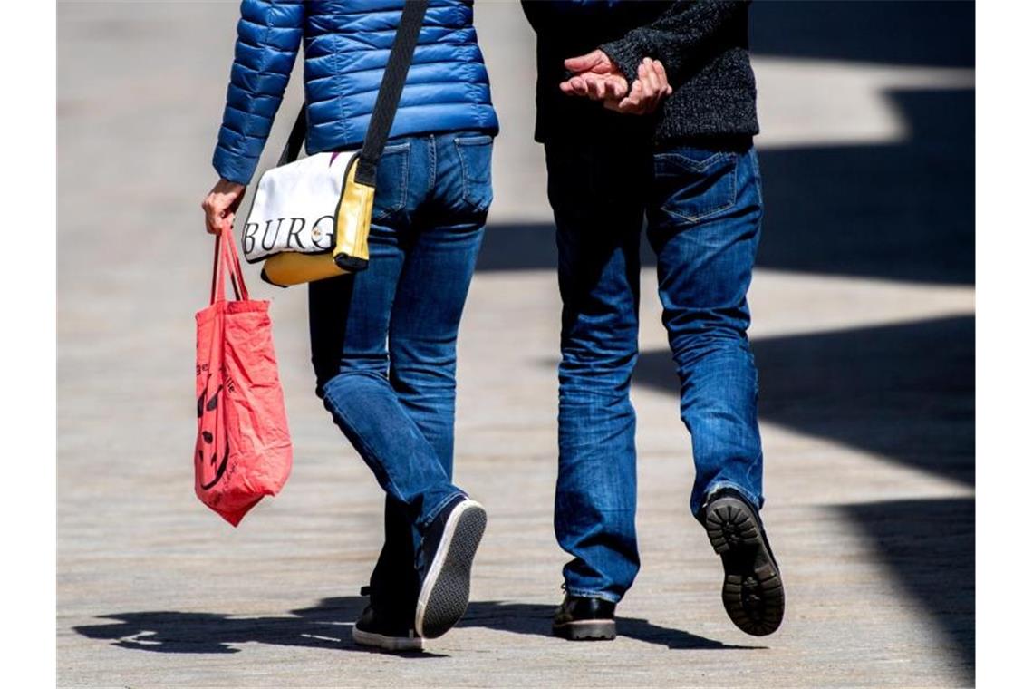 BDI senkt Konjunkturprognose - schwächerer Privatkonsum Ein Paar mit einer Einkaufstasche beim Einkaufsbummel. Foto: Hauke-Christian Dittrich/dpa;