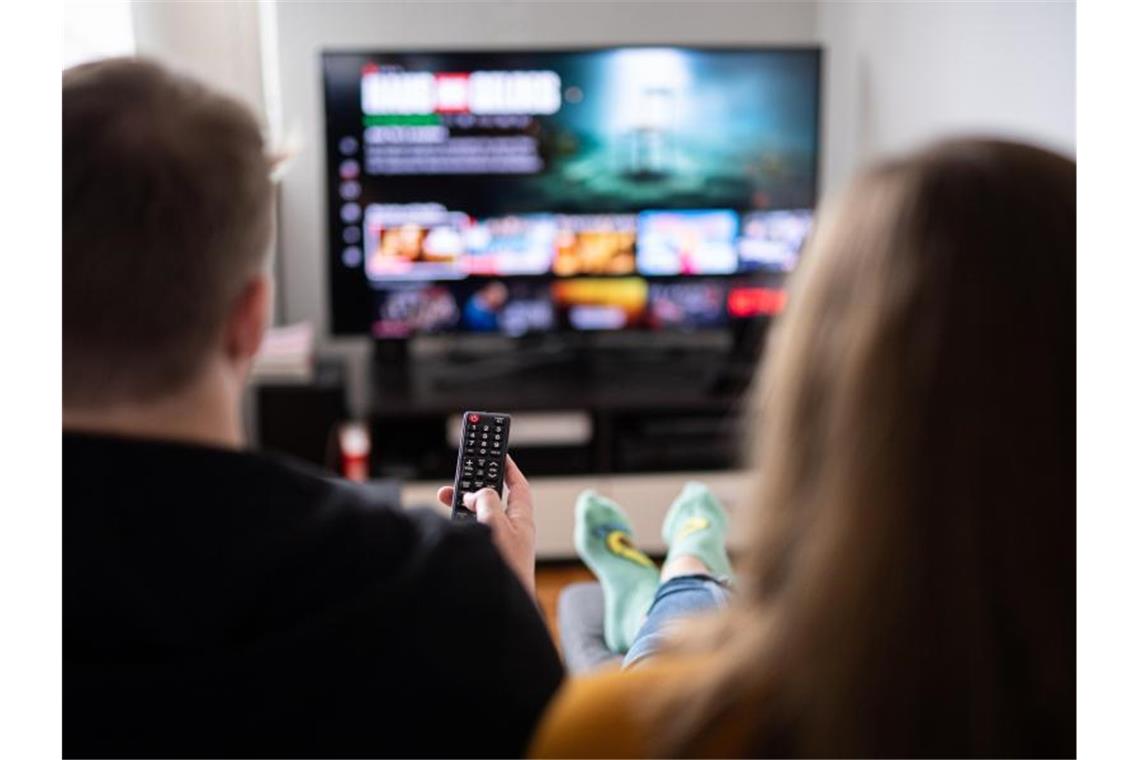Filmschau wegen Corona-Lage erneut online Ein Paar sitzt vor dem Bildschirm. Foto: Daniel Reinhardt/dpa/Symbolbild