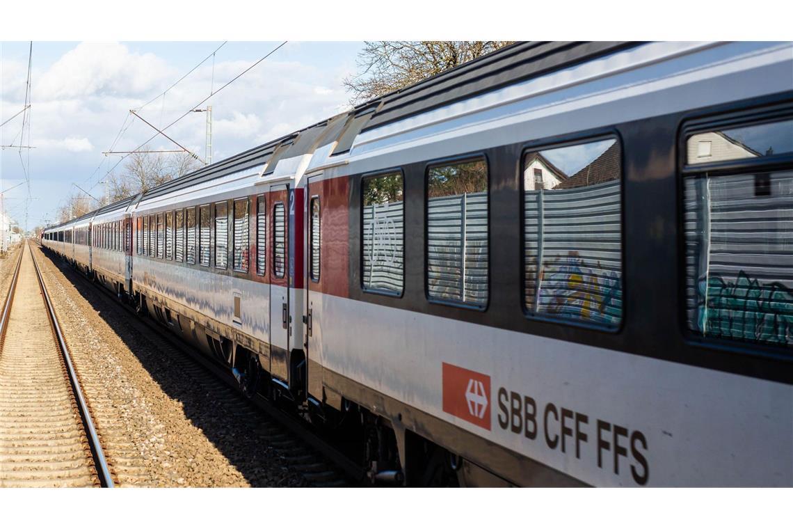 Ein Paar soll nach dem Sex das Sicherheitsteam  der Schweizerischen Bundesbahnen attackiert haben (Archivbild).